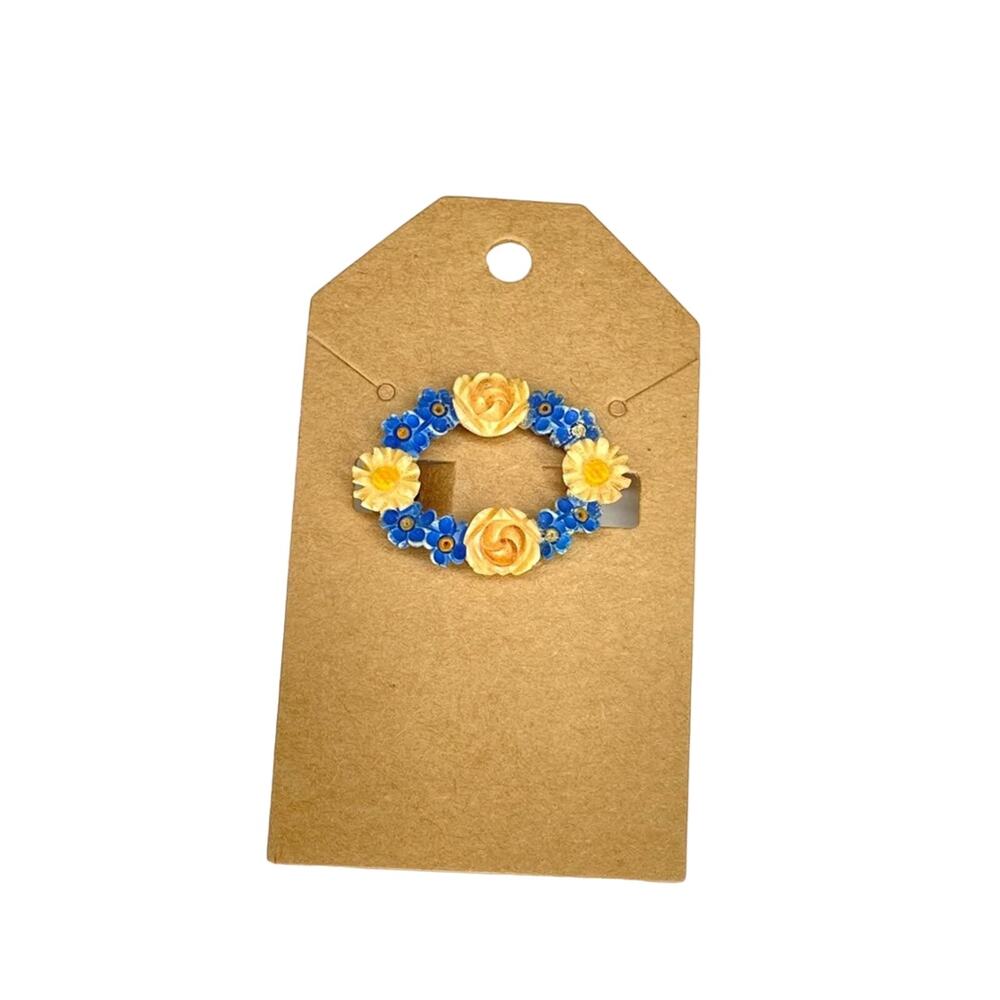 Vintage 80s Floral Wreath Wood Carved Pin - Picture 1 of 3